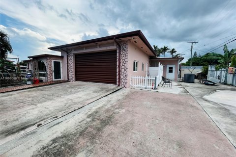 Casa en venta en Hialeah, Florida, 7 dormitorios, 199.93 m2 № 1369043 - foto 3