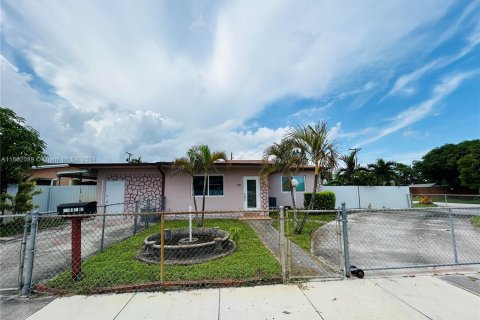 House in Hialeah, Florida 7 bedrooms, 199.93 sq.m. № 1369043 - photo 4