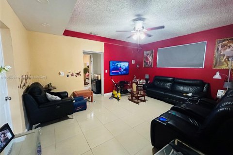 Casa en venta en Hialeah, Florida, 7 dormitorios, 199.93 m2 № 1369043 - foto 5