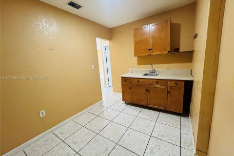 Casa en venta en Hialeah, Florida, 7 dormitorios, 199.93 m2 № 1369043 - foto 21