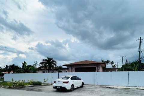 Casa en venta en Hialeah, Florida, 7 dormitorios, 199.93 m2 № 1369043 - foto 2