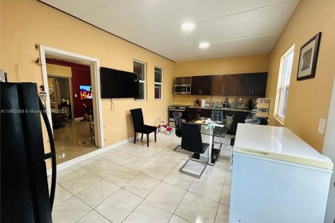 Casa en venta en Hialeah, Florida, 7 dormitorios, 199.93 m2 № 1369043 - foto 6