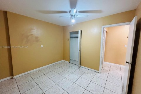 House in Hialeah, Florida 7 bedrooms, 199.93 sq.m. № 1369043 - photo 19