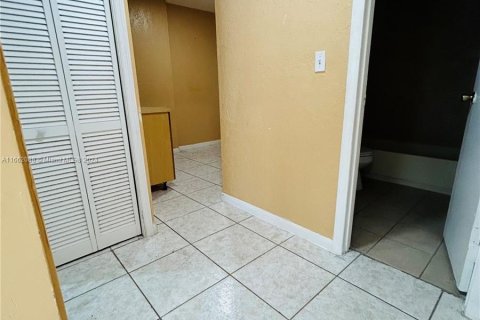 Casa en venta en Hialeah, Florida, 7 dormitorios, 199.93 m2 № 1369043 - foto 20