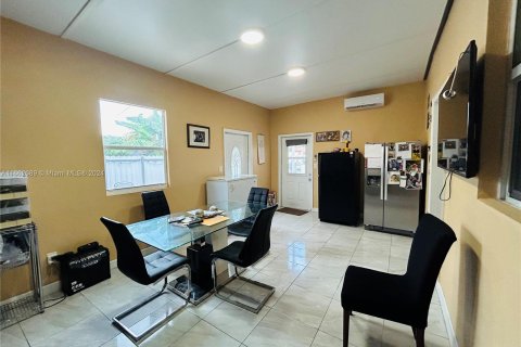 Casa en venta en Hialeah, Florida, 7 dormitorios, 199.93 m2 № 1369043 - foto 7