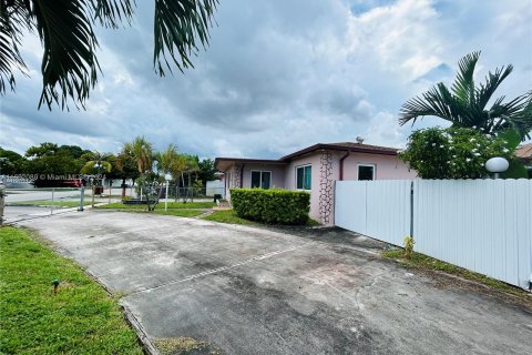 Villa ou maison à vendre à Hialeah, Floride: 7 chambres, 199.93 m2 № 1369043 - photo 1