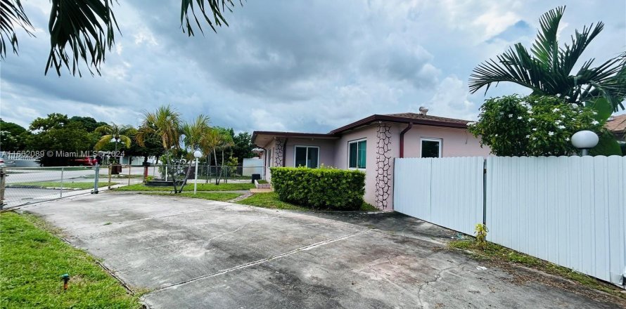 Villa ou maison à Hialeah, Floride 7 chambres, 199.93 m2 № 1369043