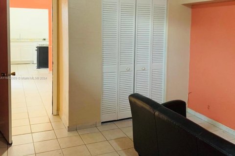 Casa en venta en Hialeah, Florida, 7 dormitorios, 199.93 m2 № 1369043 - foto 30