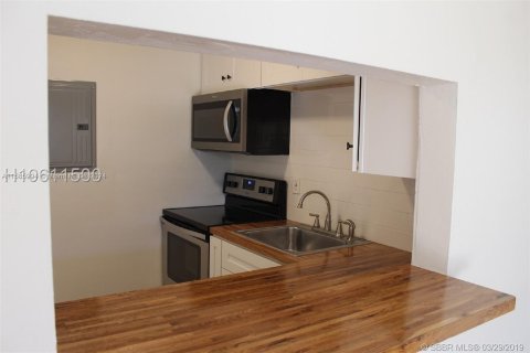 Condo in Hollywood, Florida, 2 bedrooms  № 1172759 - photo 2