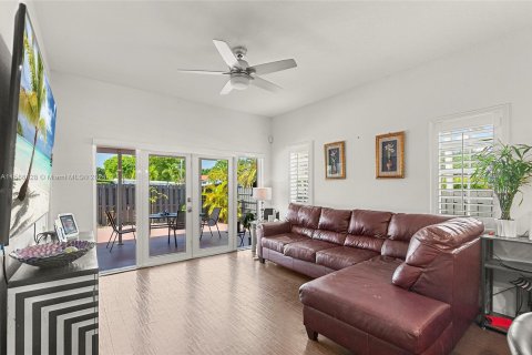 House in Miami, Florida 4 bedrooms, 157.93 sq.m. № 1226115 - photo 6