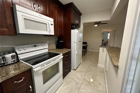 Condominio en alquiler en Hollywood, Florida, 1 dormitorio, 55.46 m2 № 1364836 - foto 8