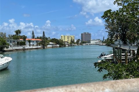 Купить коммерческую недвижимость в Майами-Бич, Флорида 180.79м2, № 1153915 - фото 12