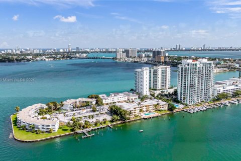 Condominio en alquiler en North Bay Village, Florida, 4 dormitorios, 415.92 m2 № 1368902 - foto 14