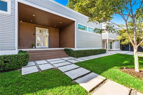 Villa ou maison à louer à Miami, Floride: 4 chambres, 365.01 m2 № 1368776 - photo 1