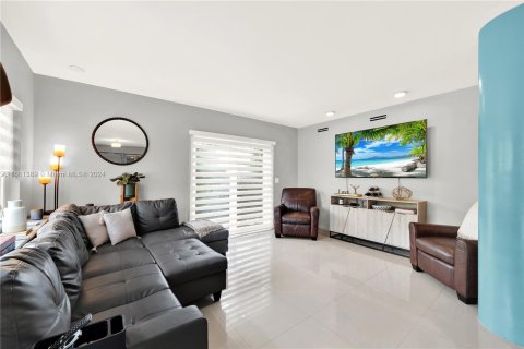 House in Miami, Florida 3 bedrooms, 137.12 sq.m. № 1368903 - photo 6