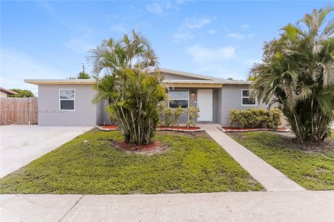 Casa en alquiler en Lantana, Florida, 3 dormitorios, 115.29 m2 № 1397676 - foto 1