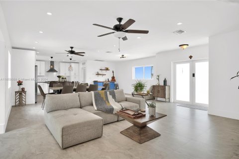 Casa en venta en Miami, Florida, 4 dormitorios № 1365795 - foto 17