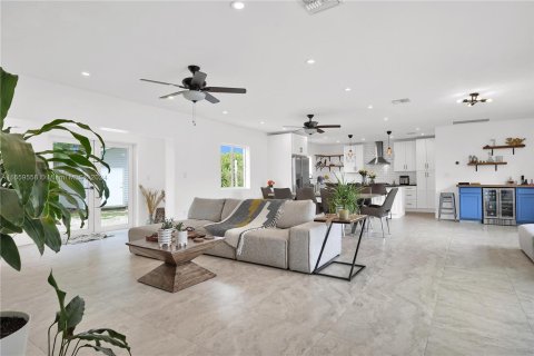 Casa en venta en Miami, Florida, 4 dormitorios № 1365795 - foto 12