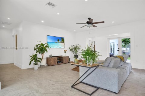 Casa en venta en Miami, Florida, 4 dormitorios № 1365795 - foto 13