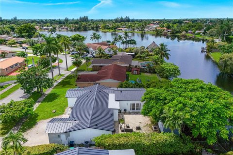 Villa ou maison à vendre à Miami, Floride: 4 chambres № 1365795 - photo 3