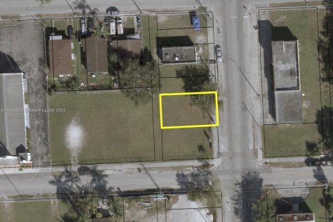 Propiedad comercial en venta en Miami, Florida № 1365320 - foto 1