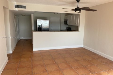 Condominio en alquiler en Miami, Florida, 3 dormitorios, 111.95 m2 № 1367256 - foto 4