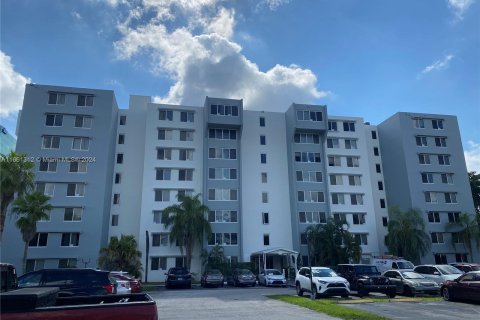 Condominio en alquiler en Miami, Florida, 3 dormitorios, 111.95 m2 № 1367256 - foto 1