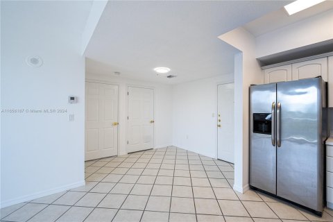 Condominio en alquiler en Miami, Florida, 2 dormitorios, 76.92 m2 № 1367229 - foto 10