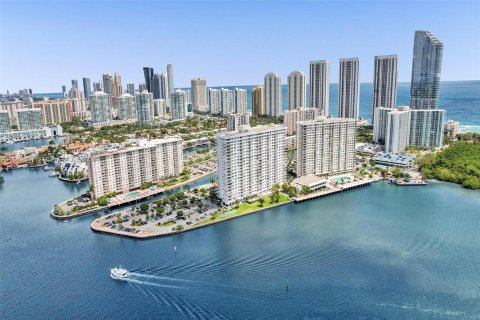 Copropriété à vendre à Sunny Isles Beach, Floride: 2 chambres, 113.34 m2 № 1293474 - photo 1