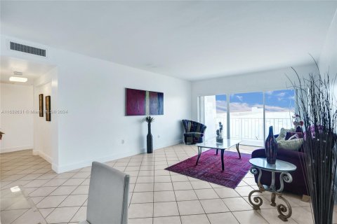 Copropriété à vendre à Sunny Isles Beach, Floride: 2 chambres, 113.34 m2 № 1293474 - photo 12