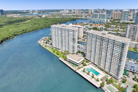 Copropriété à vendre à Sunny Isles Beach, Floride: 2 chambres, 113.34 m2 № 1293474 - photo 2