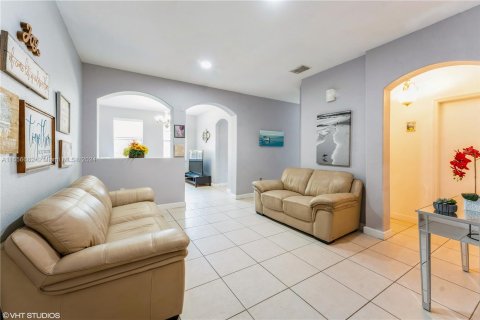 Townhouse in Doral, Florida 5 bedrooms, 218.78 sq.m. № 1365316 - photo 17