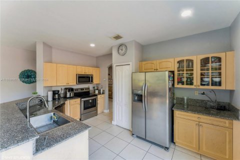 Townhouse in Doral, Florida 5 bedrooms, 218.78 sq.m. № 1365316 - photo 15