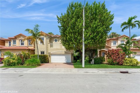 Townhouse in Doral, Florida 5 bedrooms, 218.78 sq.m. № 1365316 - photo 1