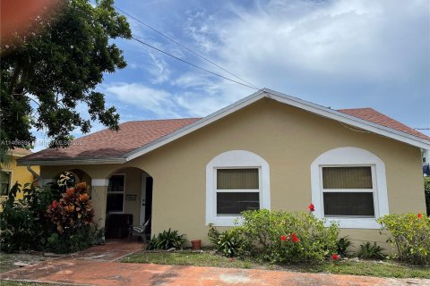 House in Miami, Florida 3 bedrooms, 119.57 sq.m. № 571838 - photo 1