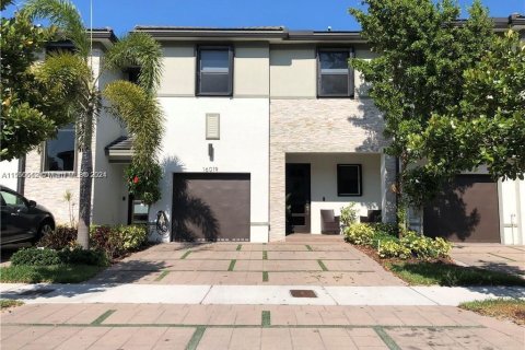 Townhouse in Miami Lakes, Florida 3 bedrooms, 161.93 sq.m. № 1103073 - photo 1