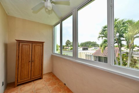 Condo in Palm Springs, Florida, 1 bedroom  № 1177300 - photo 1