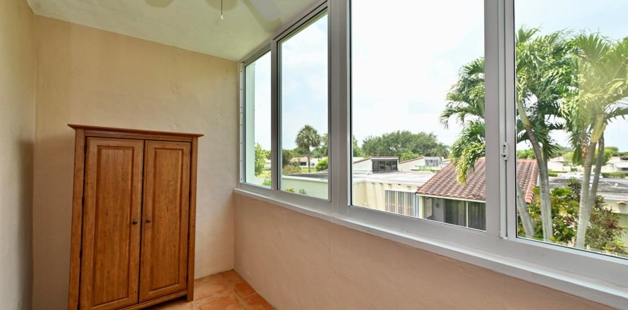 Condo in Palm Springs, Florida, 1 bedroom  № 1177300