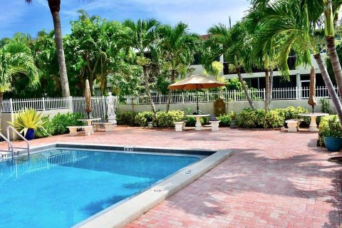 Condo in Palm Springs, Florida, 1 bedroom  № 1177300 - photo 13