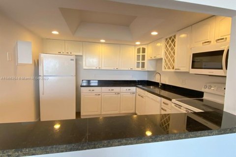 Condominio en venta en North Miami, Florida, 2 dormitorios, 97.55 m2 № 779716 - foto 2