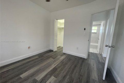 House in North Miami Beach, Florida 1 bedroom, 211.82 sq.m. № 1396970 - photo 8