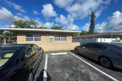 House in North Miami Beach, Florida 1 bedroom, 211.82 sq.m. № 1396970 - photo 1