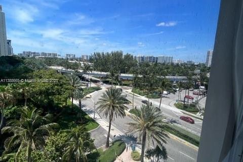 Studio in the Condo in Sunny Isles Beach, Florida  № 504003 - photo 2