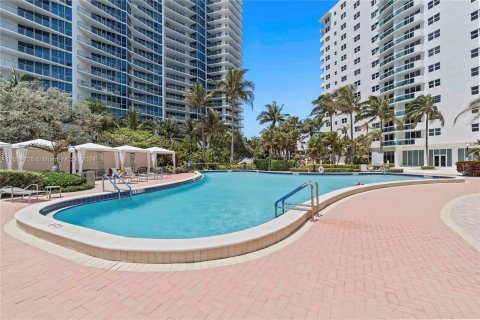 Condo in Hollywood, Florida, 2 bedrooms  № 1226283 - photo 28