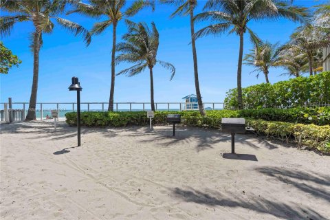 Condo in Hollywood, Florida, 2 bedrooms  № 1226283 - photo 27