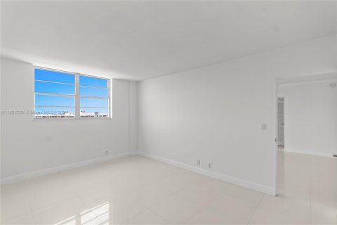 Condo in Hollywood, Florida, 2 bedrooms  № 1226283 - photo 11