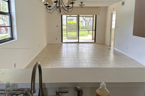 Copropriété à vendre à Tamarac, Floride: 2 chambres, 117.99 m2 № 1399057 - photo 6