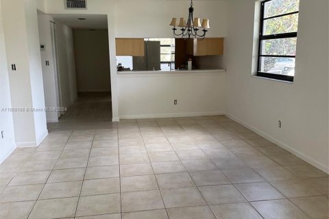 Copropriété à vendre à Tamarac, Floride: 2 chambres, 117.99 m2 № 1399057 - photo 8