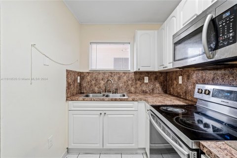 Condominio en venta en Hialeah, Florida, 2 dormitorios, 89.19 m2 № 1232779 - foto 13