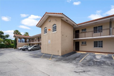 Condominio en venta en Hialeah, Florida, 2 dormitorios, 89.19 m2 № 1232779 - foto 2